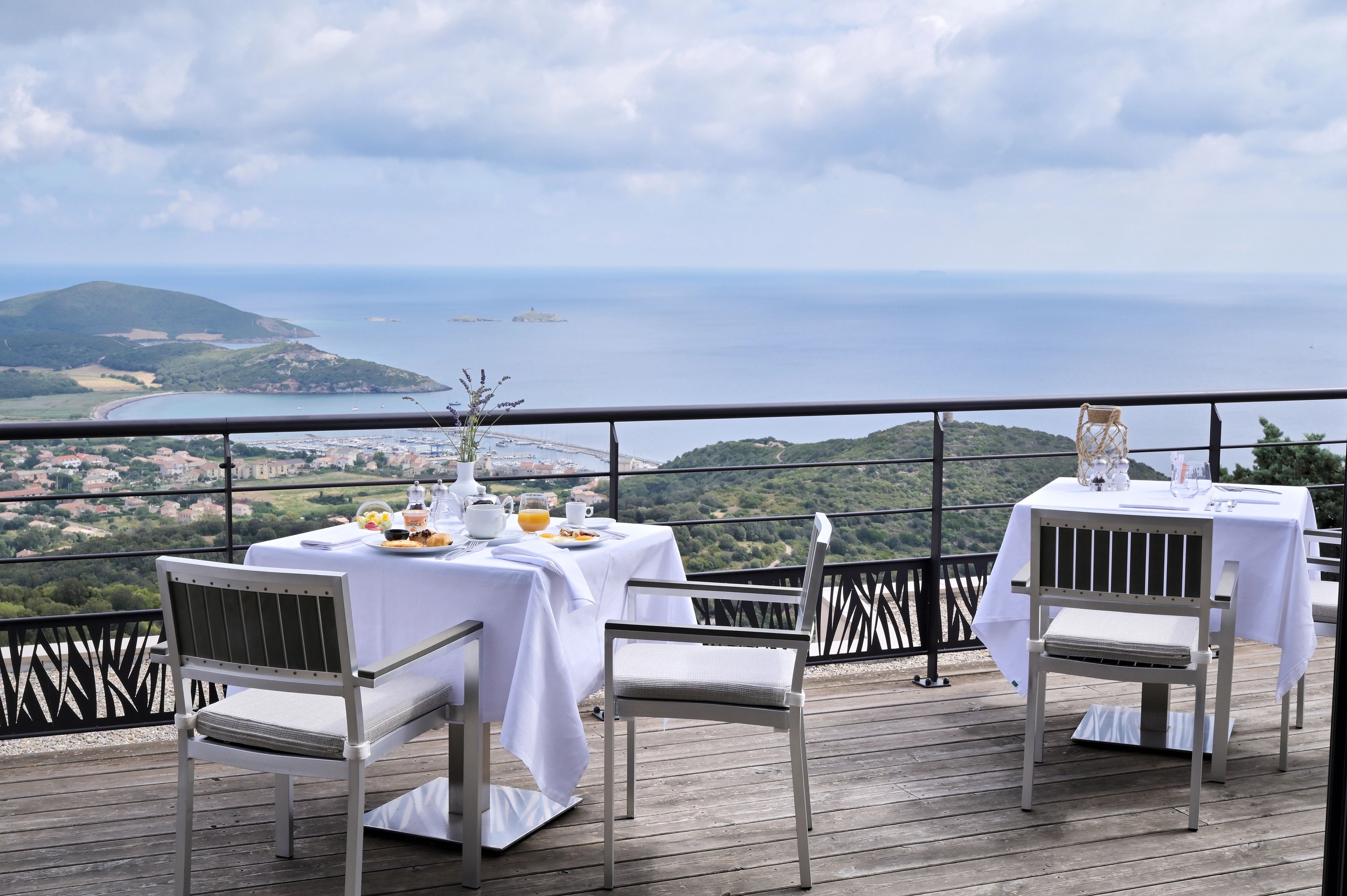 Petit-déjeuner avec vue mer à l'hôtel le Tomino dans le Cap Corse