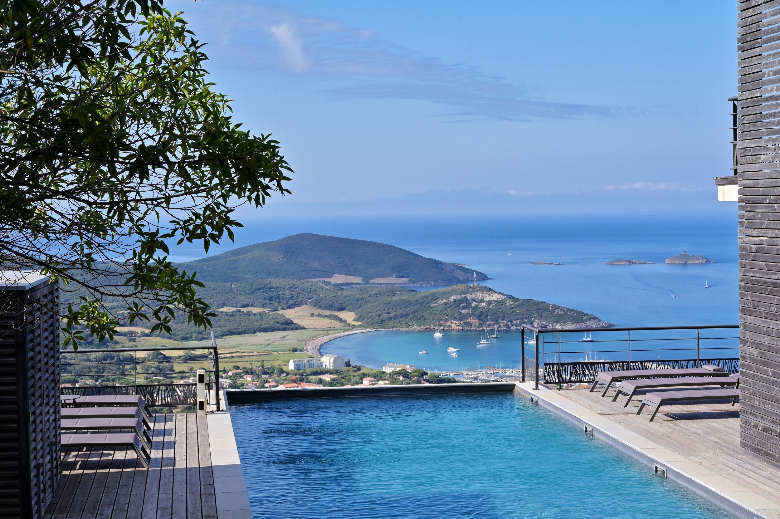 La vue de la piscine de l'hôtel le Tomino dans le Cap Corse