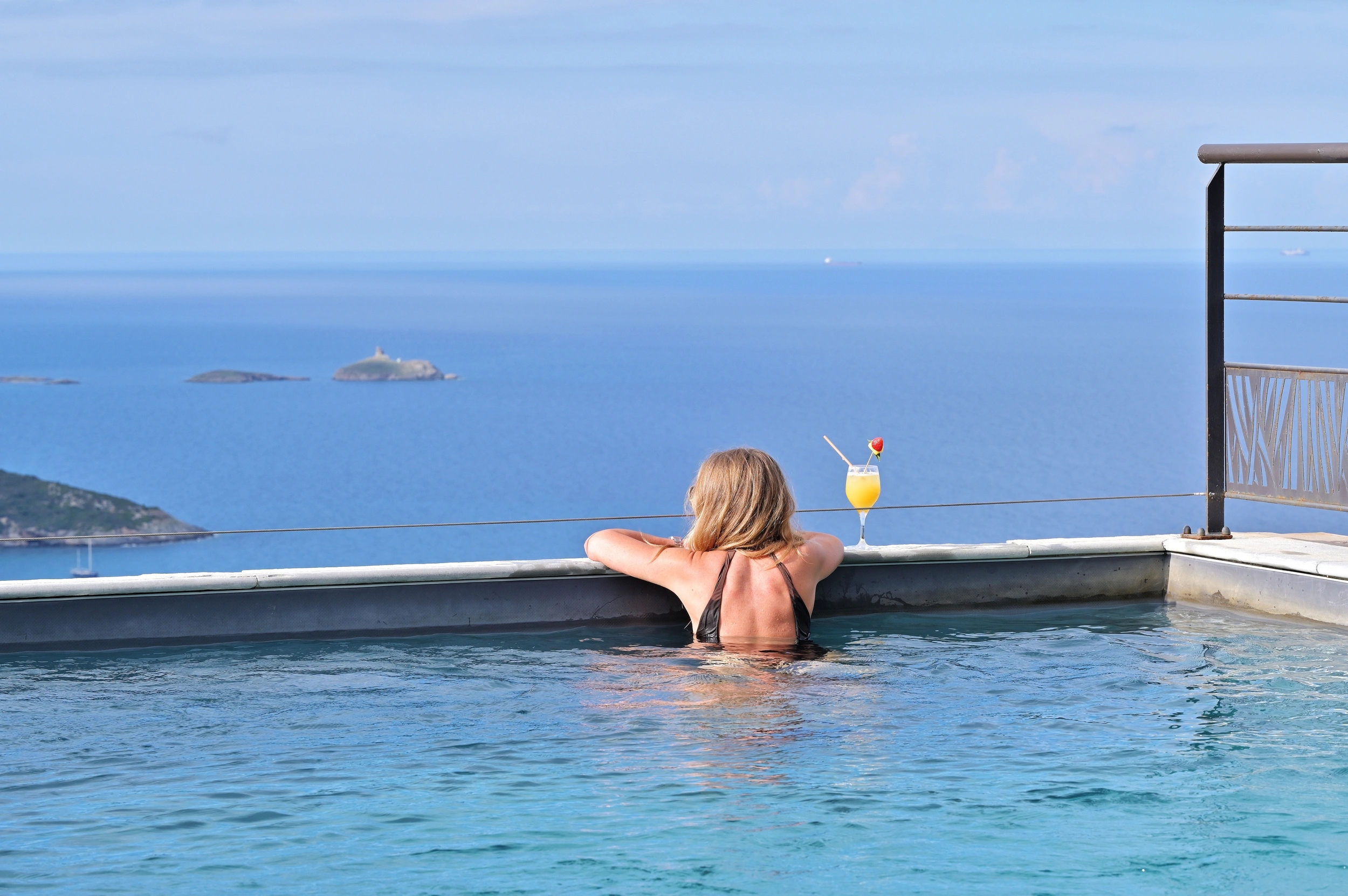 La large piscine avec vue de l'hôtel le Tomino dans le Cap Corse