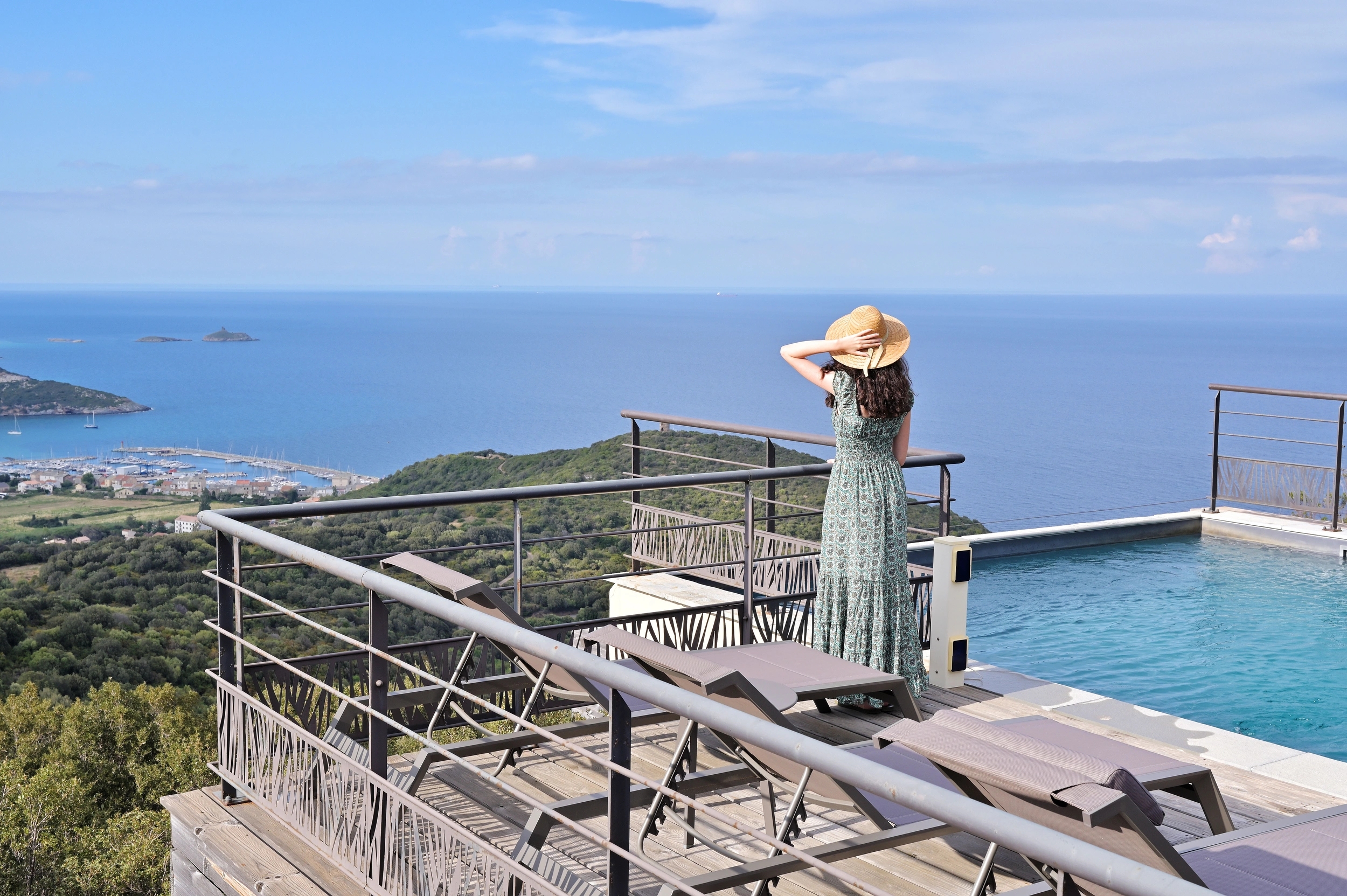 La piscine à débordement de l'hôtel le Tomino dans le Cap Corse