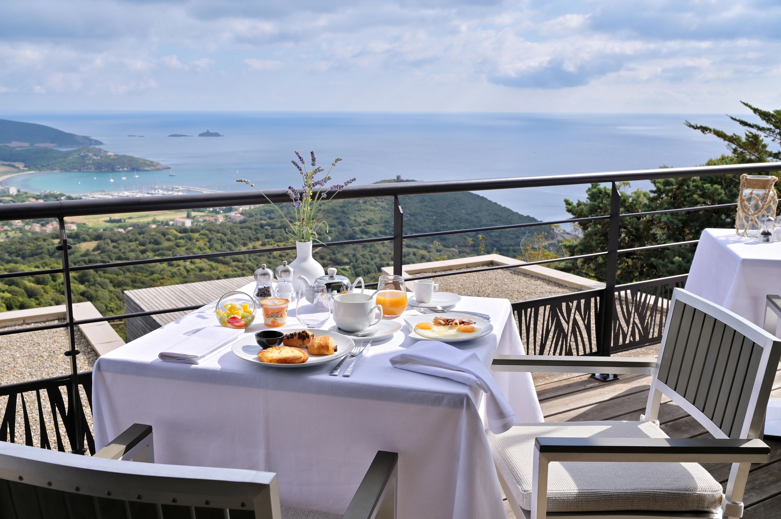 Petit-déjeuner avec vue mer au Tomino dans le Cap Corse