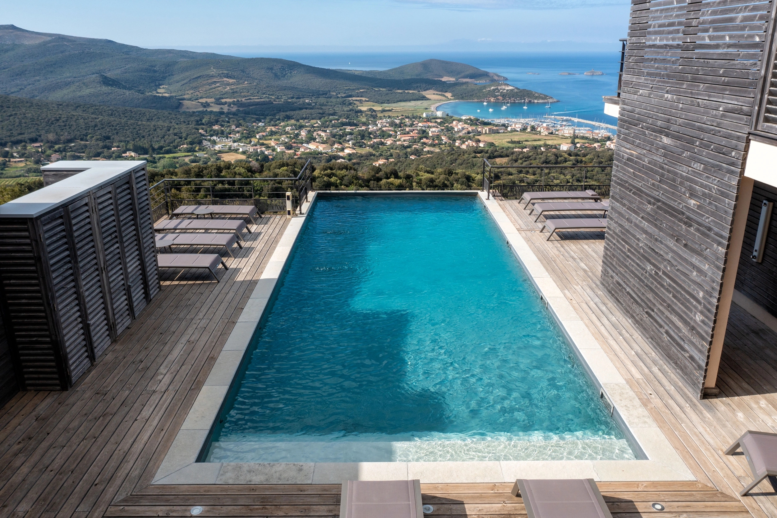 la piscine chauffée de l'hôtel le Tomino dans le Cap Corse