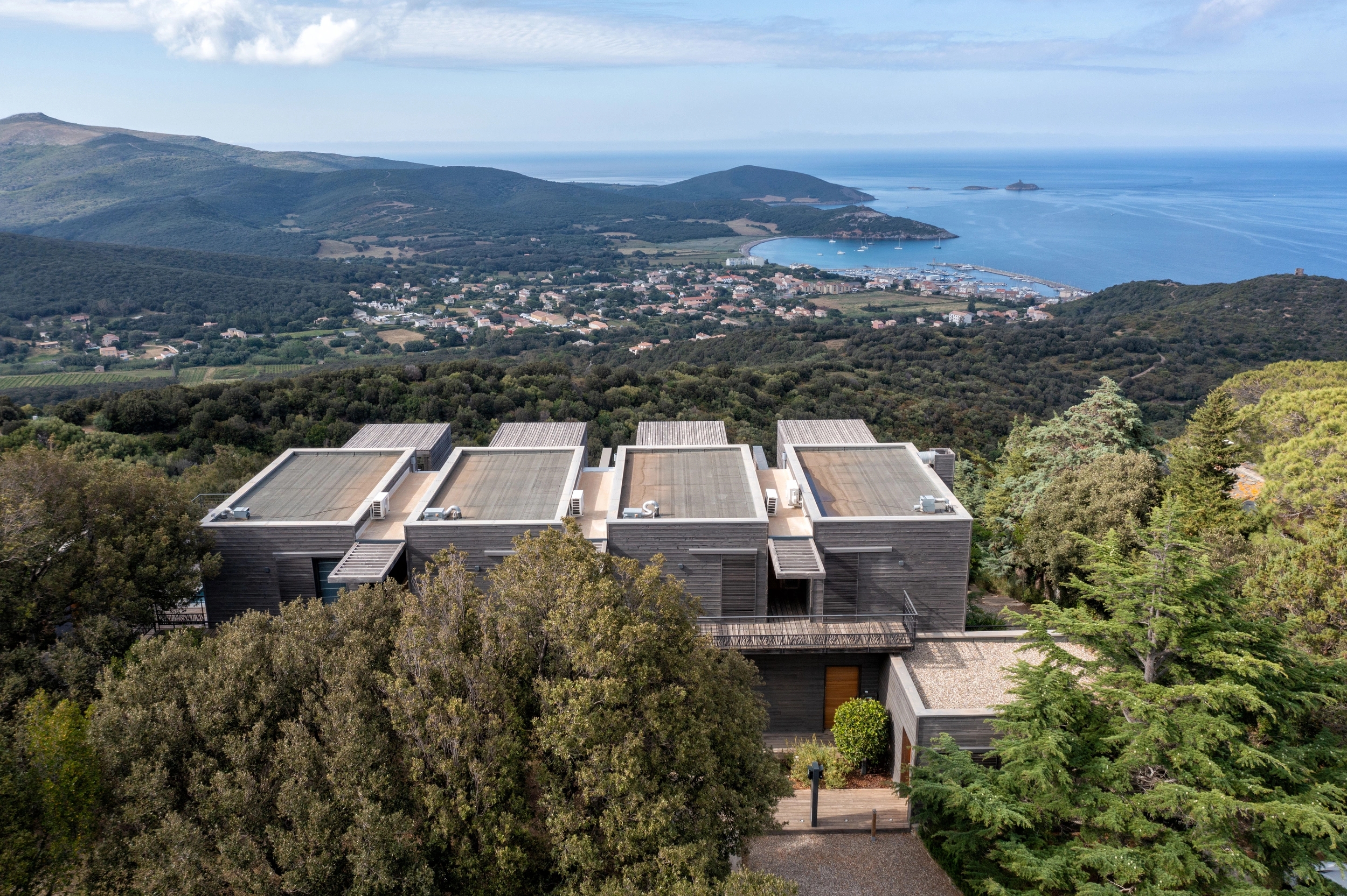 L'emplacement idéal du boutique-hôtel le Tomino dans le Cap Corse
