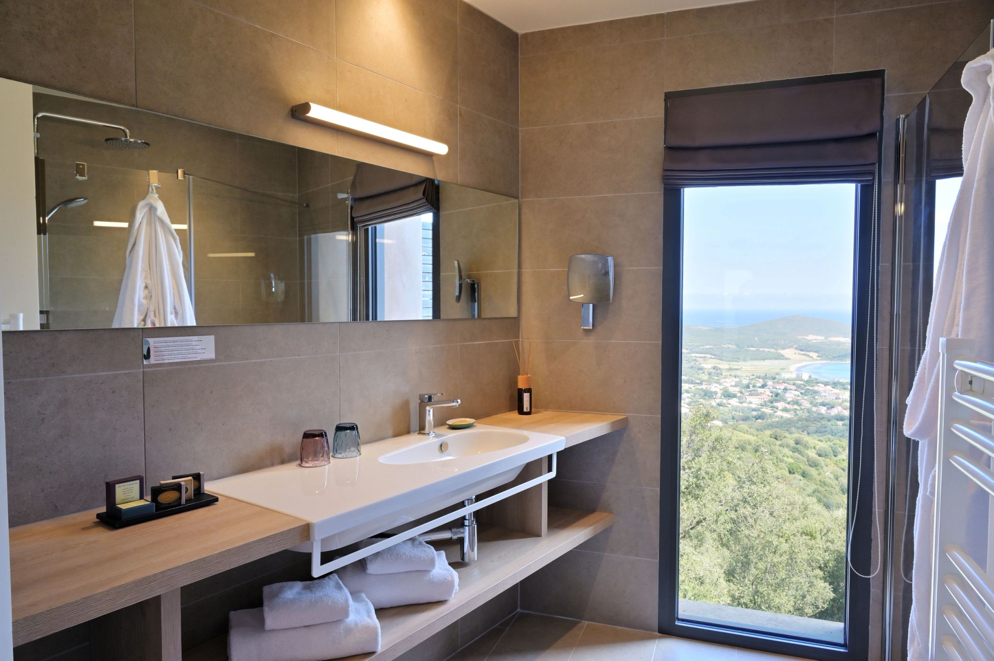 Chambre spacieuse avec vue mer à l'hôtel Tomino dans le Cap Corse