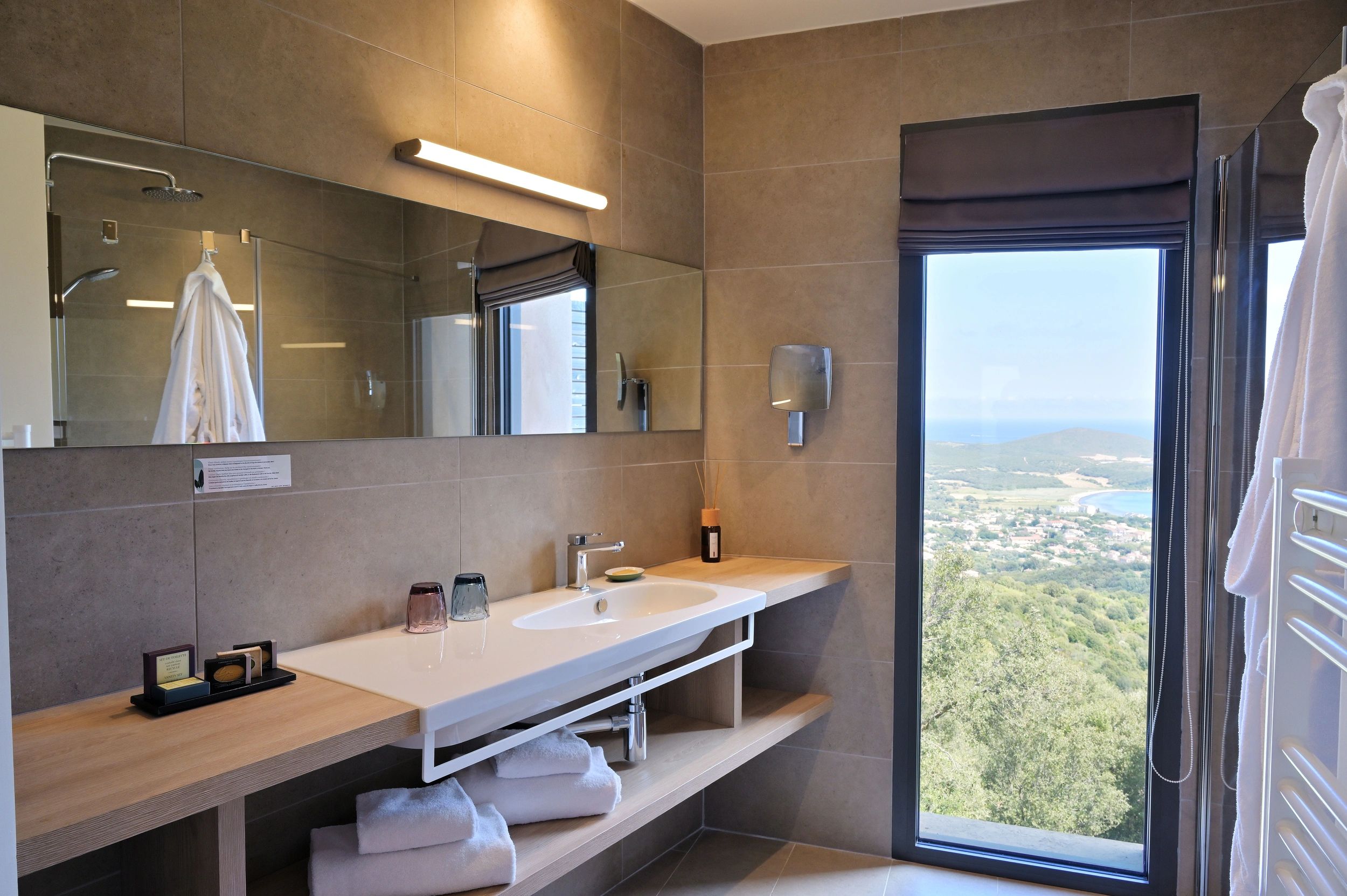 Chambre spacieuse avec vue mer à l'hôtel Tomino dans le Cap Corse