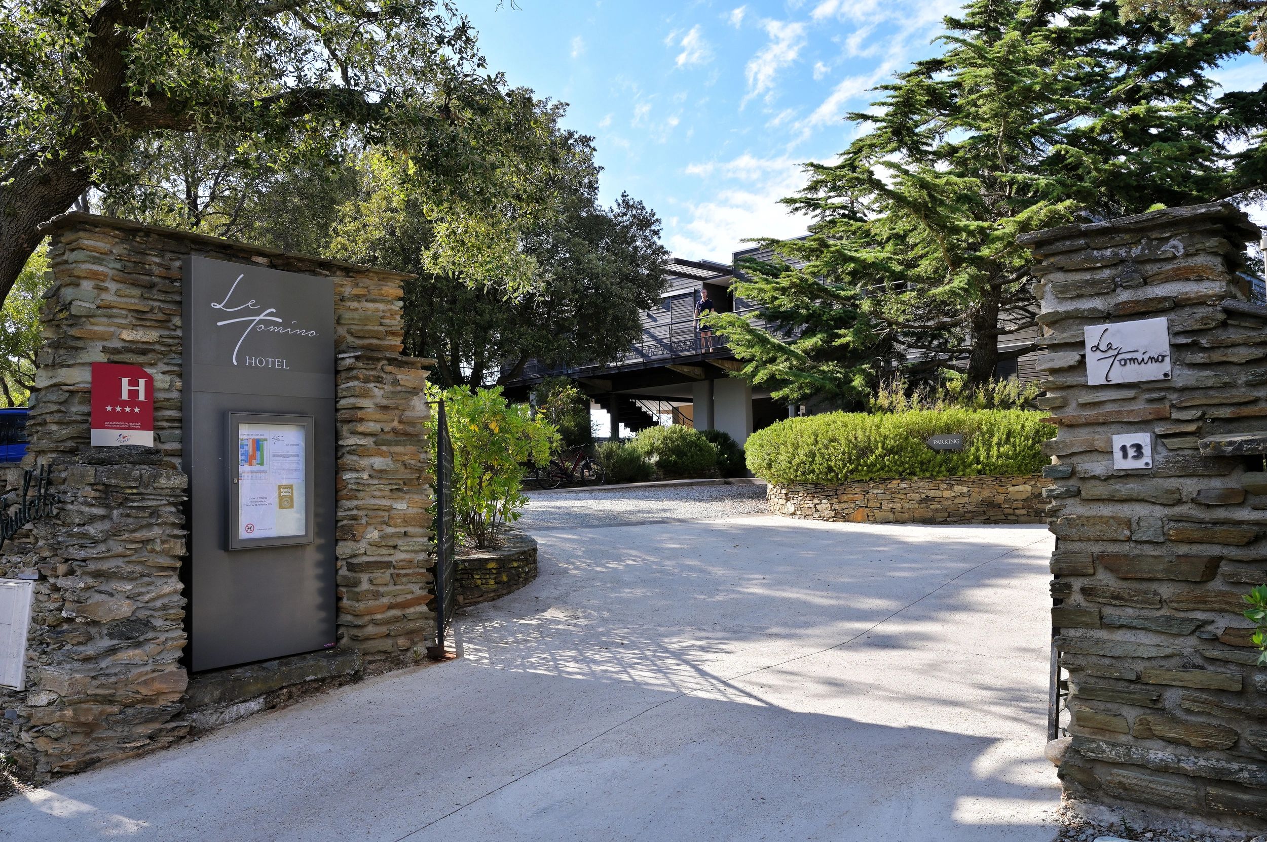 L'entrée de l'hôtel le Tomino dans le Cap Corse