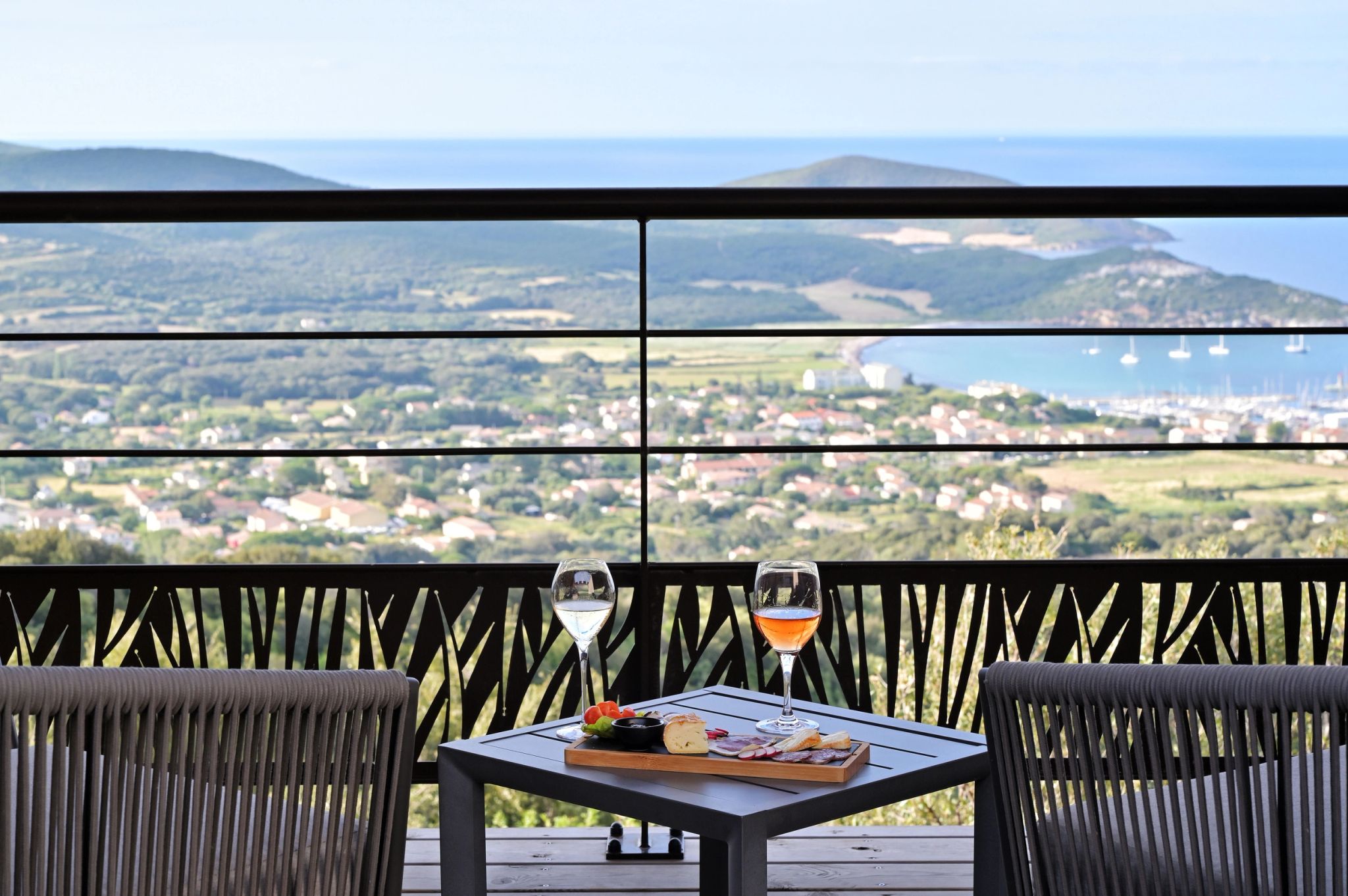 Hôtel avec bar et vue sur le Cap Corse 