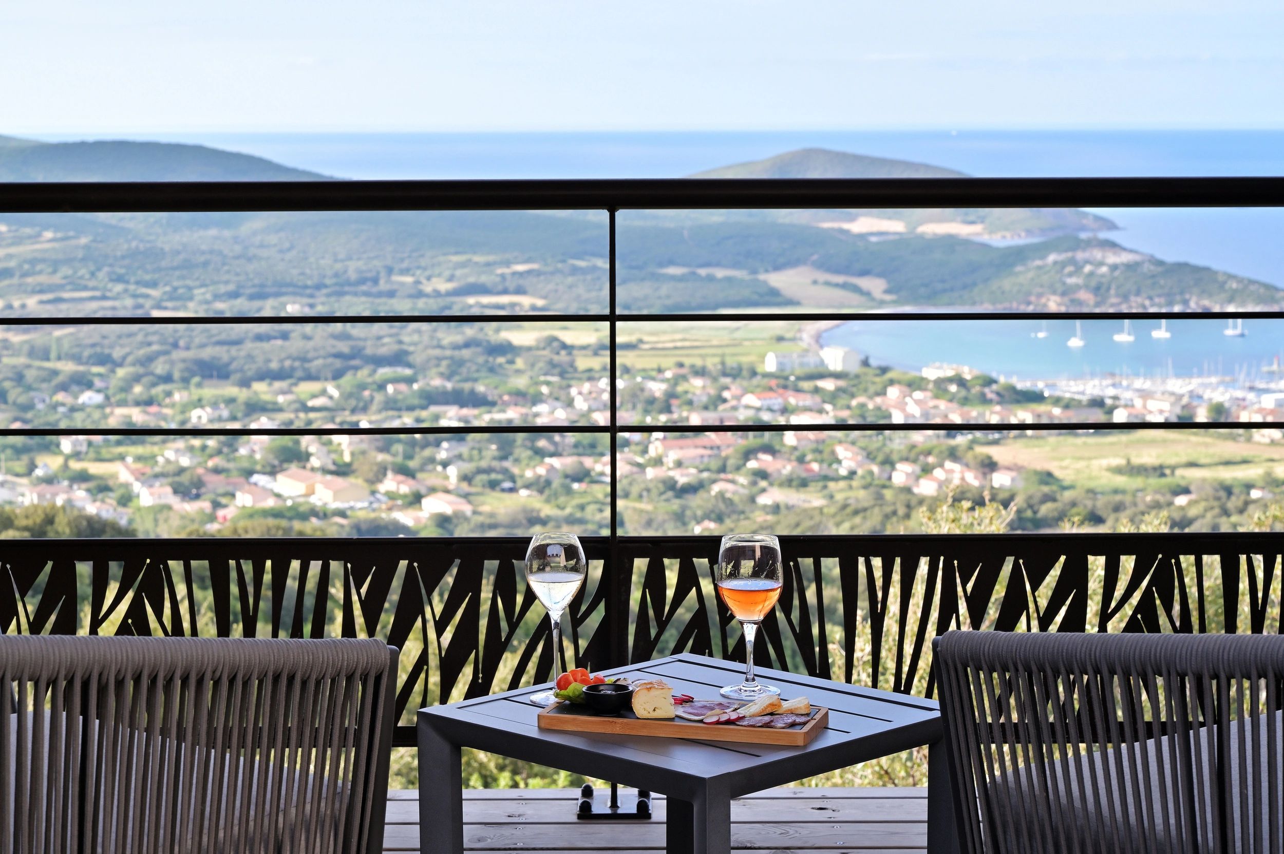 Hôtel avec bar et vue sur le Cap Corse 