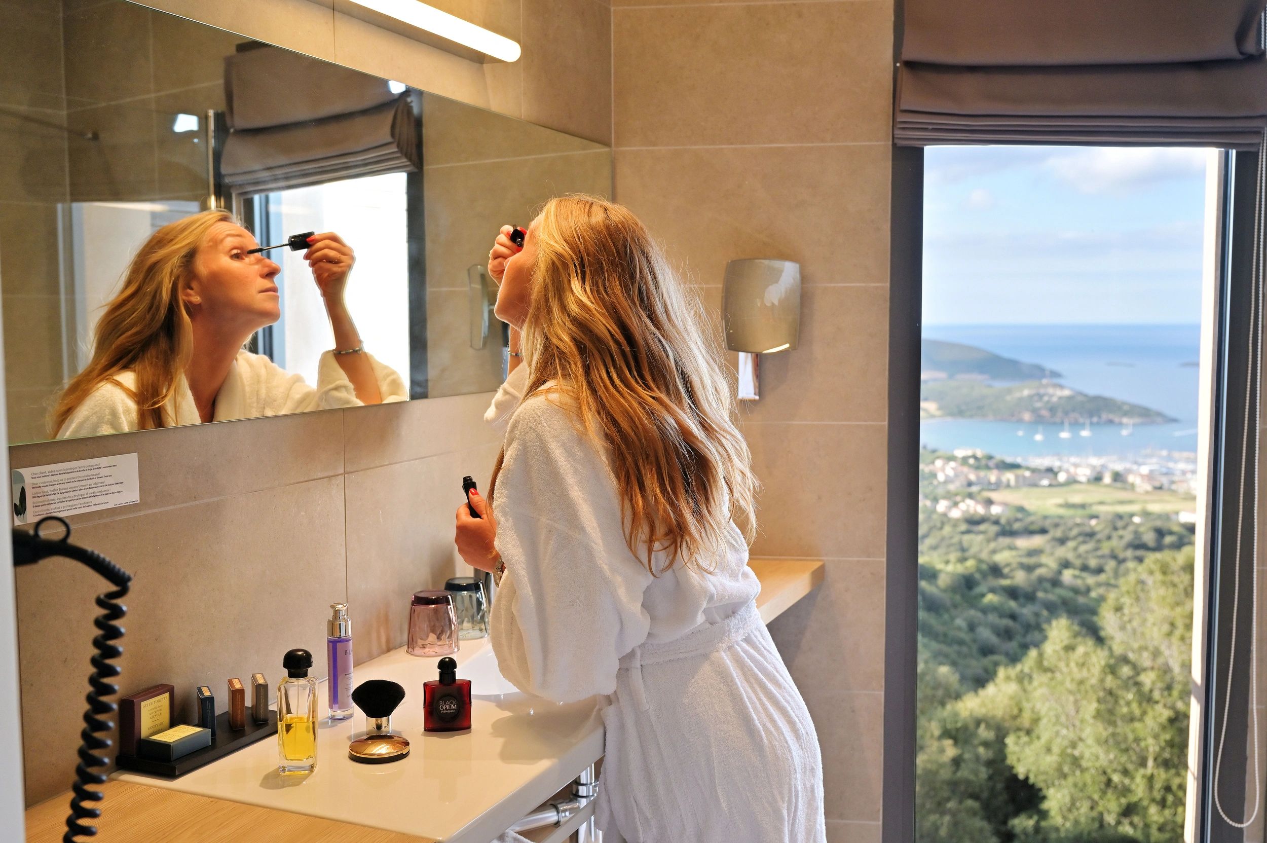 chambre avec salle de bain spacieuse à l'hôtel Tomino