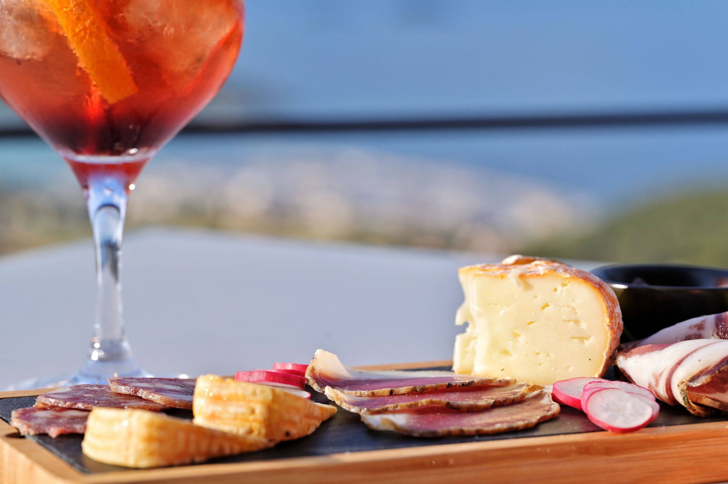 Planche apéritive avec produits locaux à l'hôtel tomino