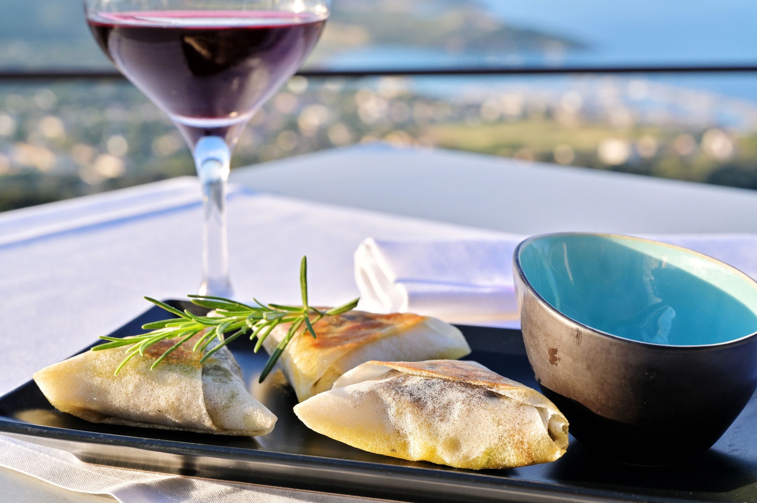 Apéro tapas sur la terrasse de l'hôtel Tomino dans le Cap Corse