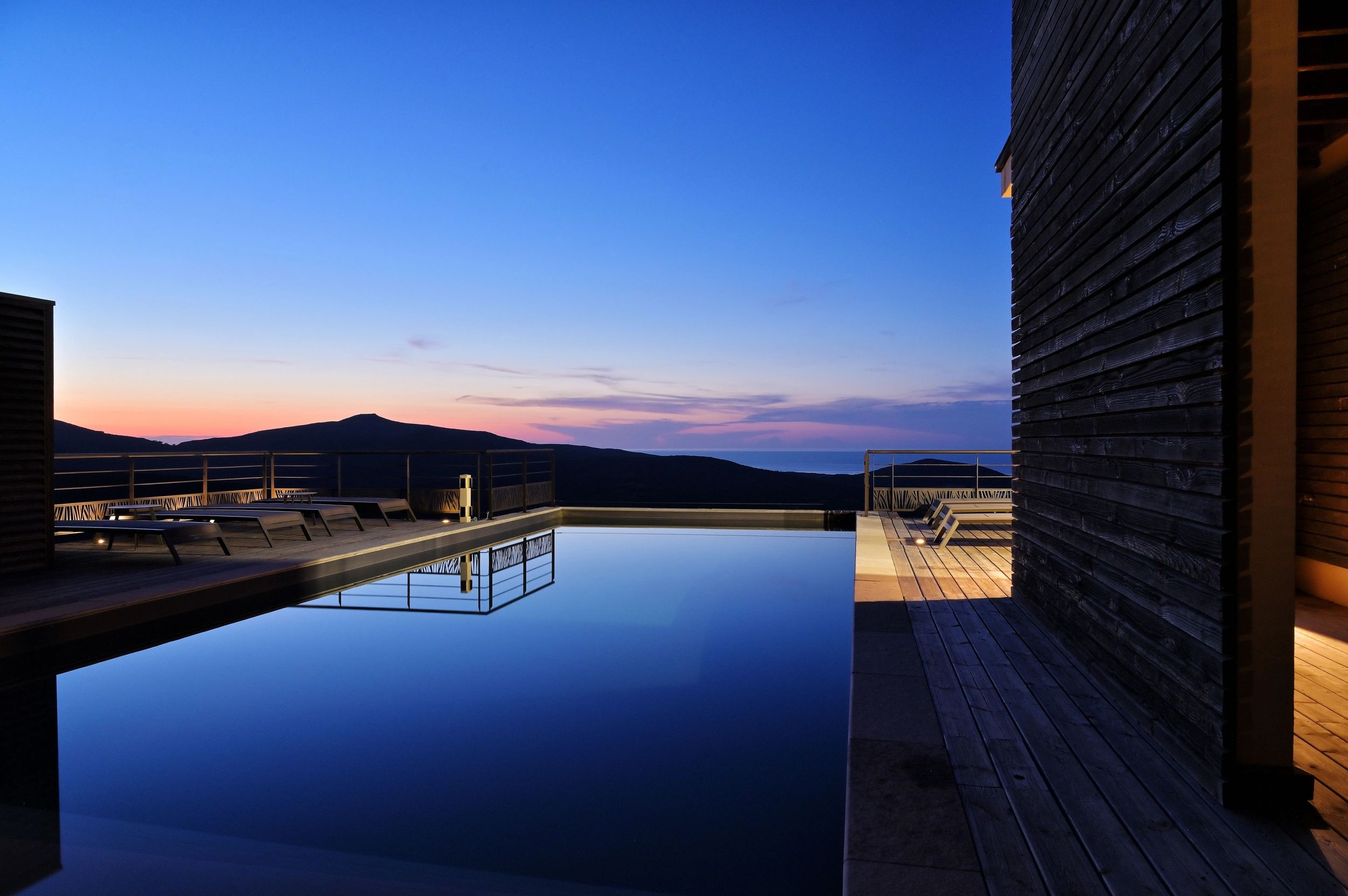 La piscine à débordement de l'hôtel Tomino dans le Cap Corse