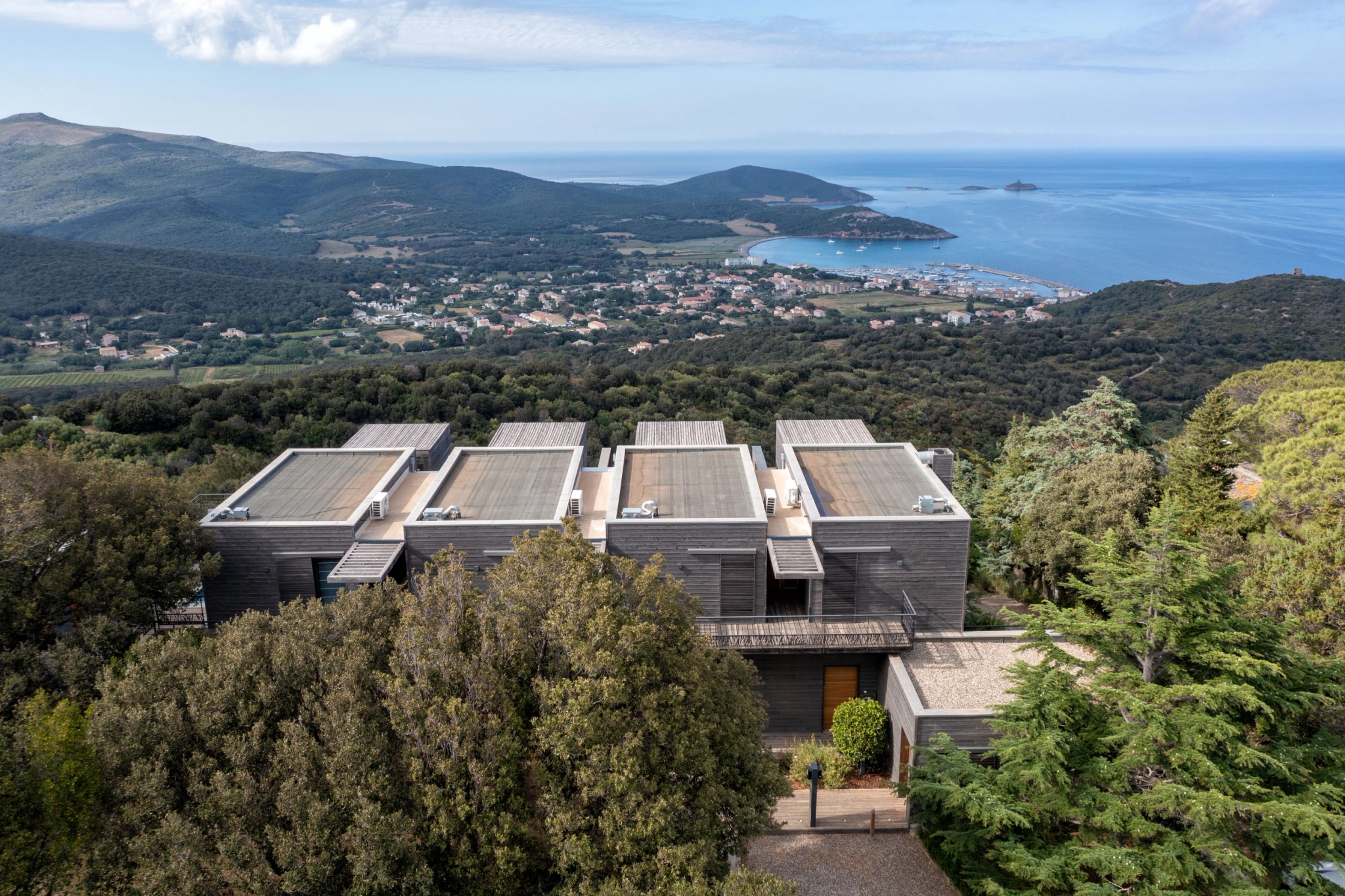 L'emplacement idéal du boutique-hôtel le Tomino dans le Cap Corse